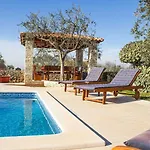 Tedi Villa