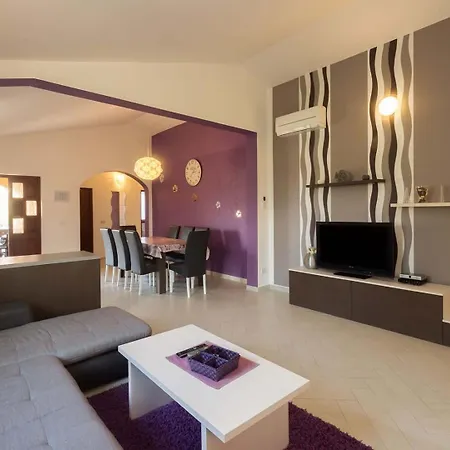 Tedi Villa Galižana