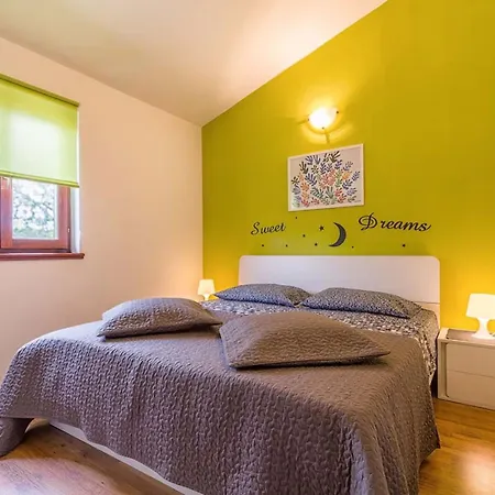 Tedi Villa *
